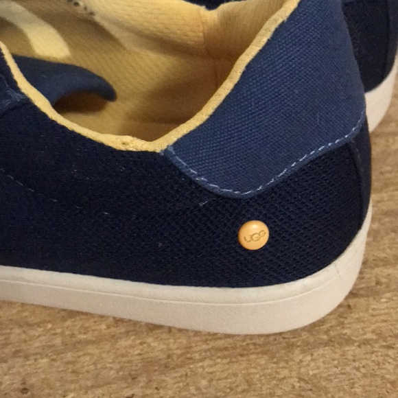 UGG GU(Sz-4 BigKids/Adult/Unisex)Easy on/off Velcro Sneakers-Great Shoes 4 Youth - Picture 8 of 9